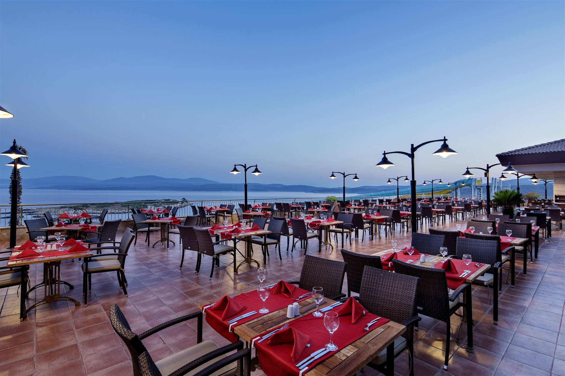 Главный ресторан предлагает различные блюда турецкой и мировой кухни в концепции шведского стола ввиде завтрака, обеда, ужина и ночного ужина.