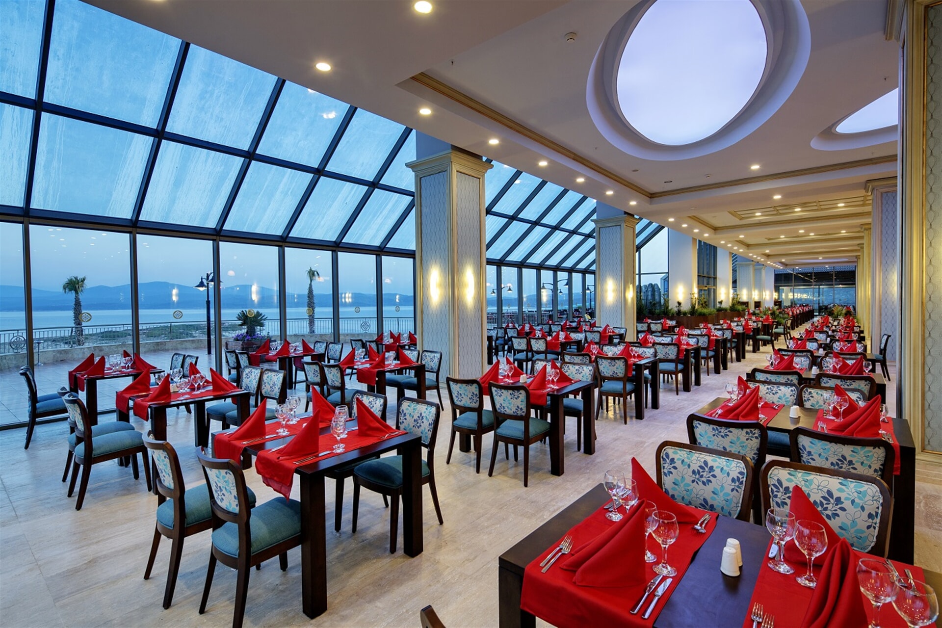 Главный ресторан предлагает различные блюда турецкой и мировой кухни в концепции шведского стола ввиде завтрака, обеда, ужина и ночного ужина.