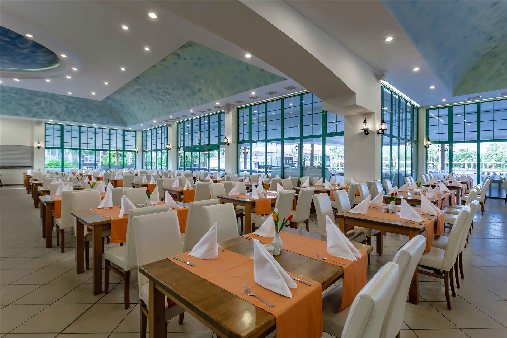 We offer a variety of international cuisine to your taste every evening with plenty of alternatives and delicious presentations.