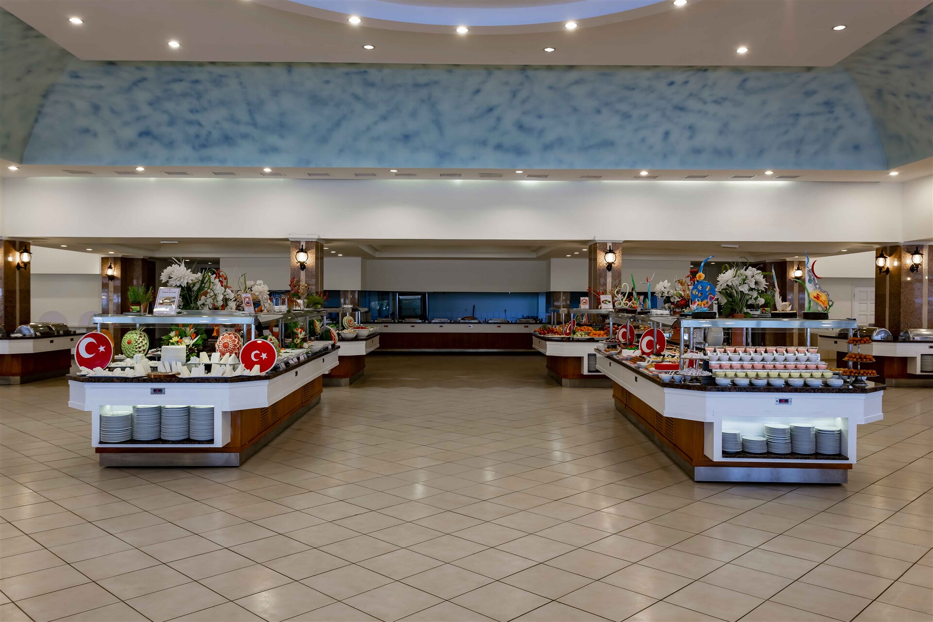 We offer a variety of international cuisine to your taste every evening with plenty of alternatives and delicious presentations.